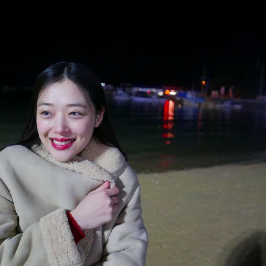 Kehidupan tragis Sulli yang diabadikan dalam film dokumenter Dear Jinri sukses tinggalkan kesan mendalam. Foto: Instagram.com/ jelly_jilli
