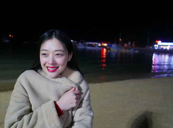 Kehidupan tragis Sulli yang diabadikan dalam film dokumenter Dear Jinri sukses tinggalkan kesan mendalam. Foto: Instagram.com/ jelly_jilli