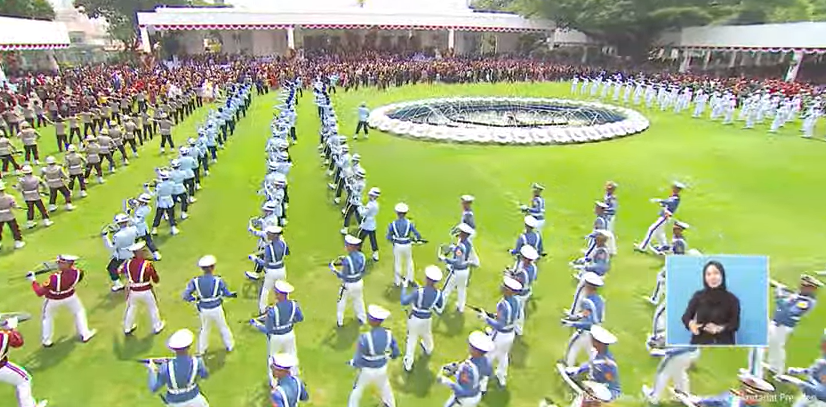 Suasana prajurit upacara bergoyang saat Putri Ariani nyanyi lagu Rungkad. (Foto: Kanal YouTube Sekretariat Presiden)