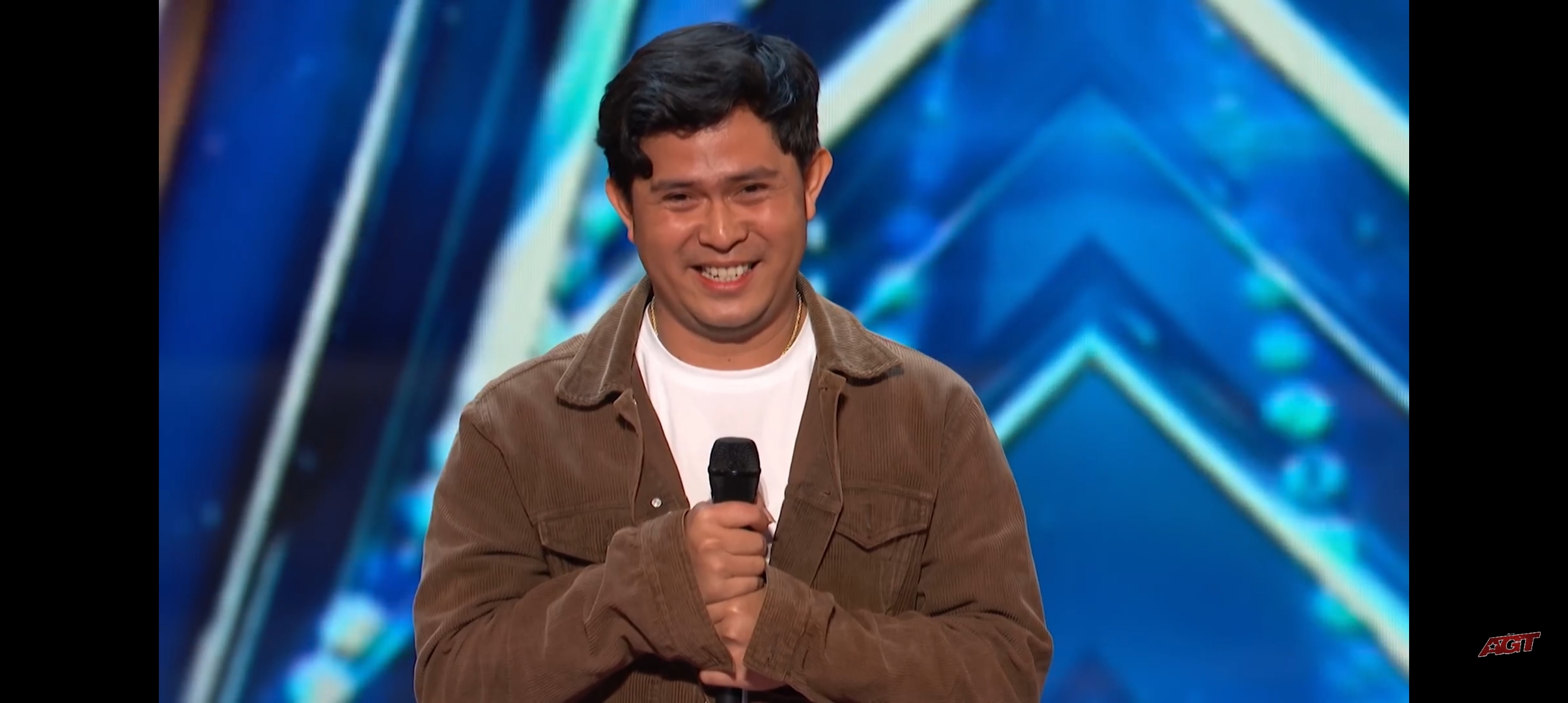 Cakra Khan membuat dewan juri America’s Got Talent terpukau dengan suara merdu dan seraknya. Foto: Tangkapan layar.