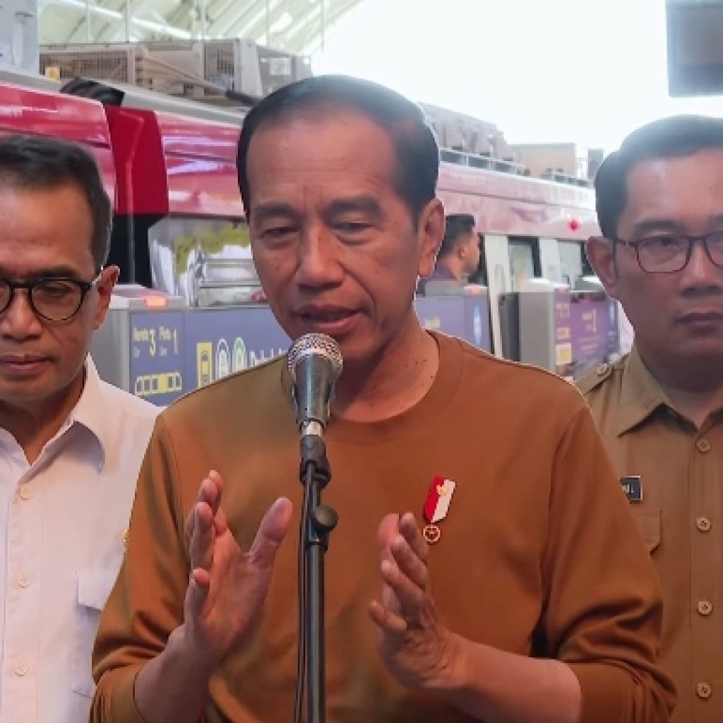 Presiden Joko Widodo mencoba LRT Jabodetabek. Foto: YouTube Sekretariat Presiden.