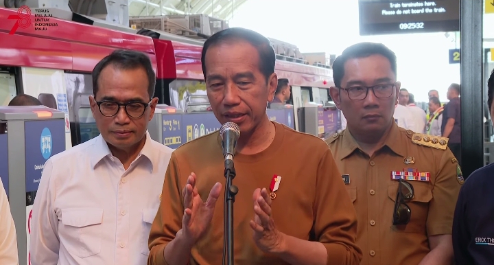 Presiden Joko Widodo mencoba LRT Jabodetabek. Foto: YouTube Sekretariat Presiden.
