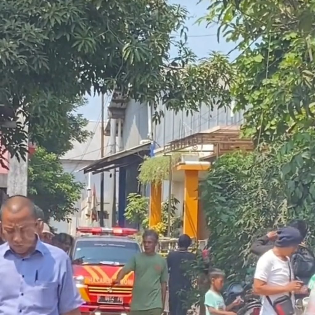 Keadaan sekitar setelah peristiwa pembunuhan seorang ibu oleh anaknya di depok. (Foto: Akun TikTok @infodepok)