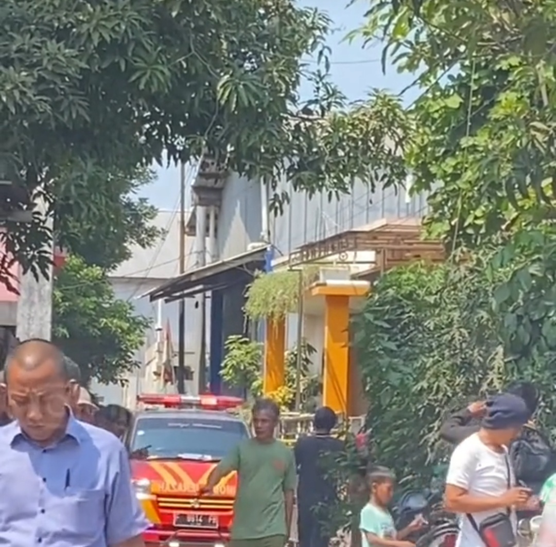 Keadaan sekitar setelah peristiwa pembunuhan seorang ibu oleh anaknya di depok. (Foto: Akun TikTok @infodepok)