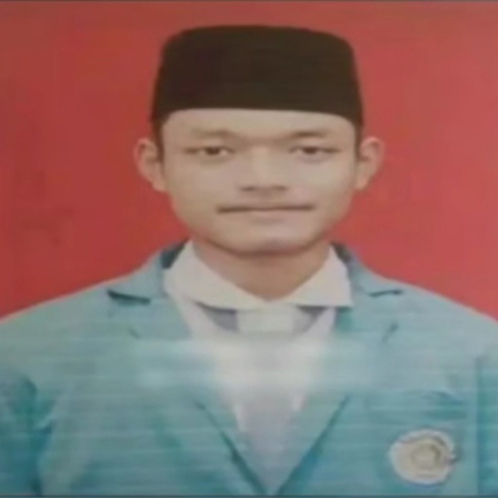 Sosok siswa yang melakukan pembacokan pada gurunya sendiri di Demak. Foto: TikTok @pop.mie2