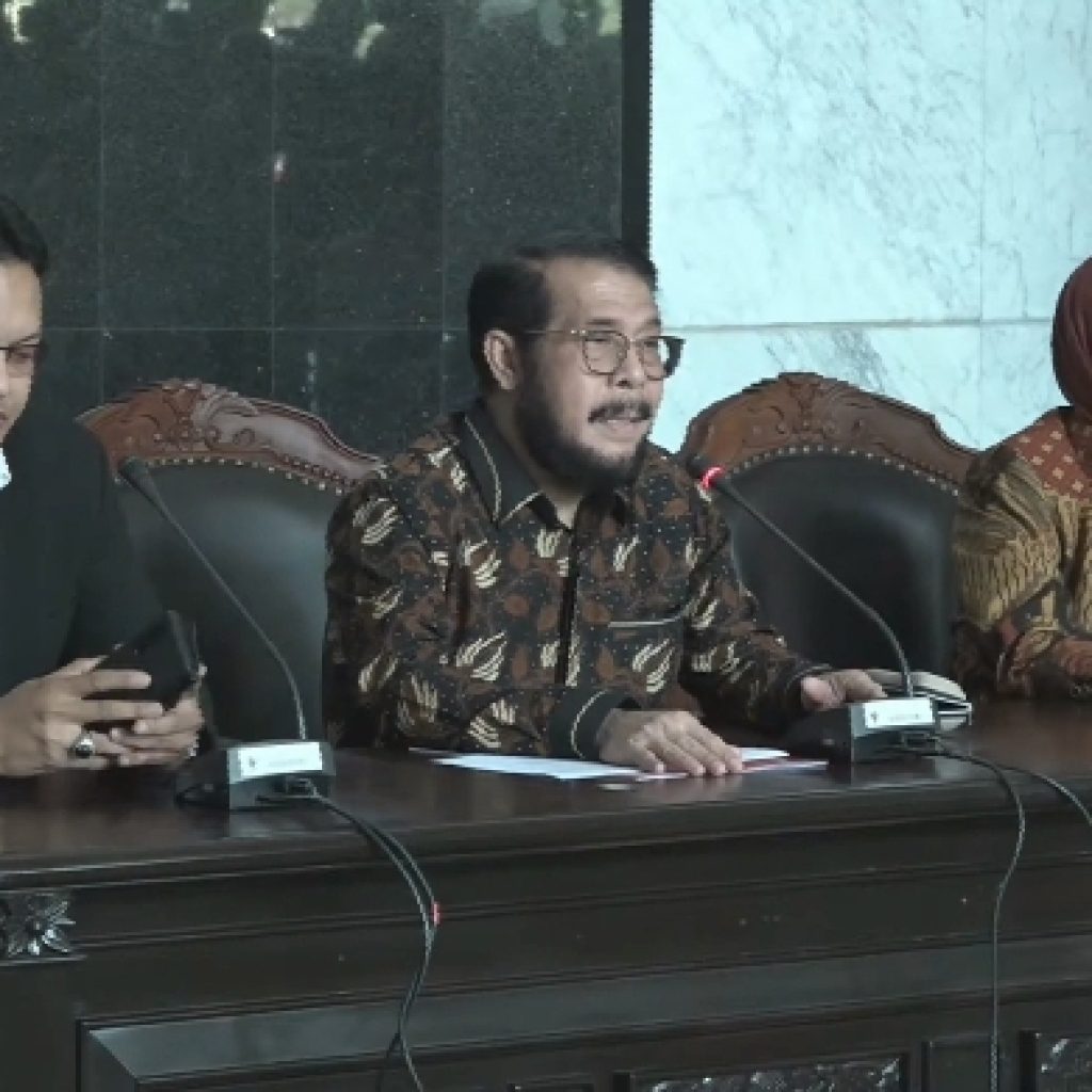 Juru Bicara Bidang Perkara MK Enny Nurbaningsih (kanan) dan Ketua MK Anwar Usman (tengah) dalam konferensi pers MK, Senin (23/10/2023). FOTO: Tangkapan layar YouTube Mahkamah Konstitusi.