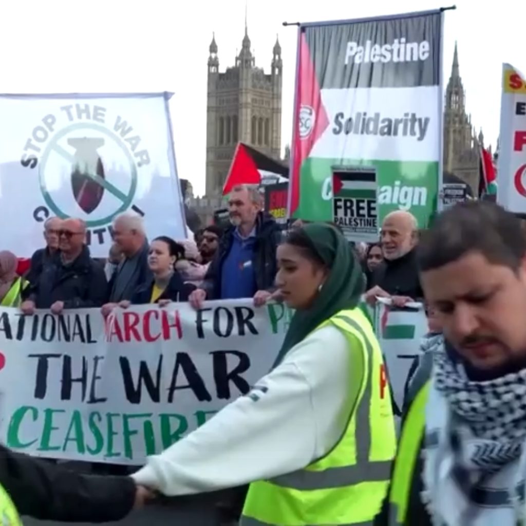 Ratusan ribu orang dari berbagai belahan dunia lakukan aksi bela Palestina. Foto: Reuters