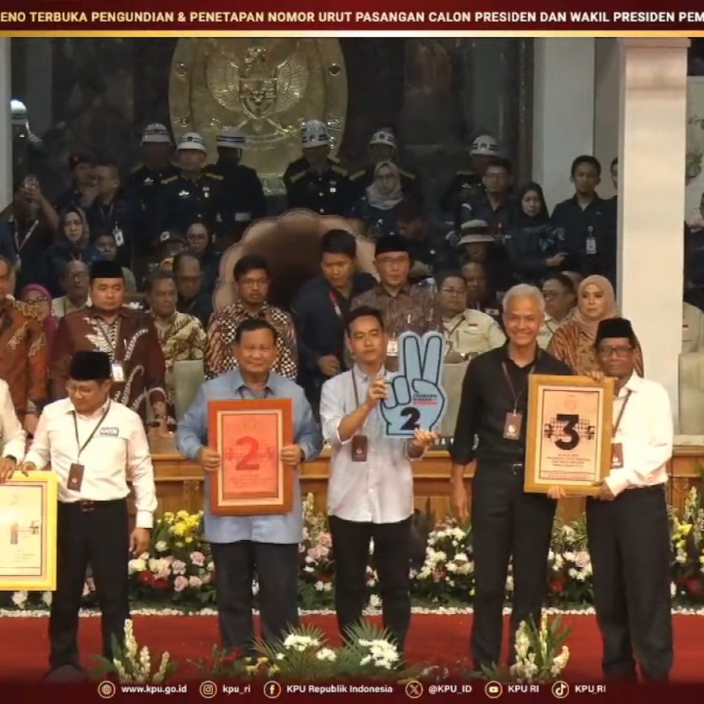 Mahfud MD dan Cak Imin dilaporkan karena sampaikan pantun berisi ajakan mencoblos. Foto: Tangkapan layar YouTube KPU