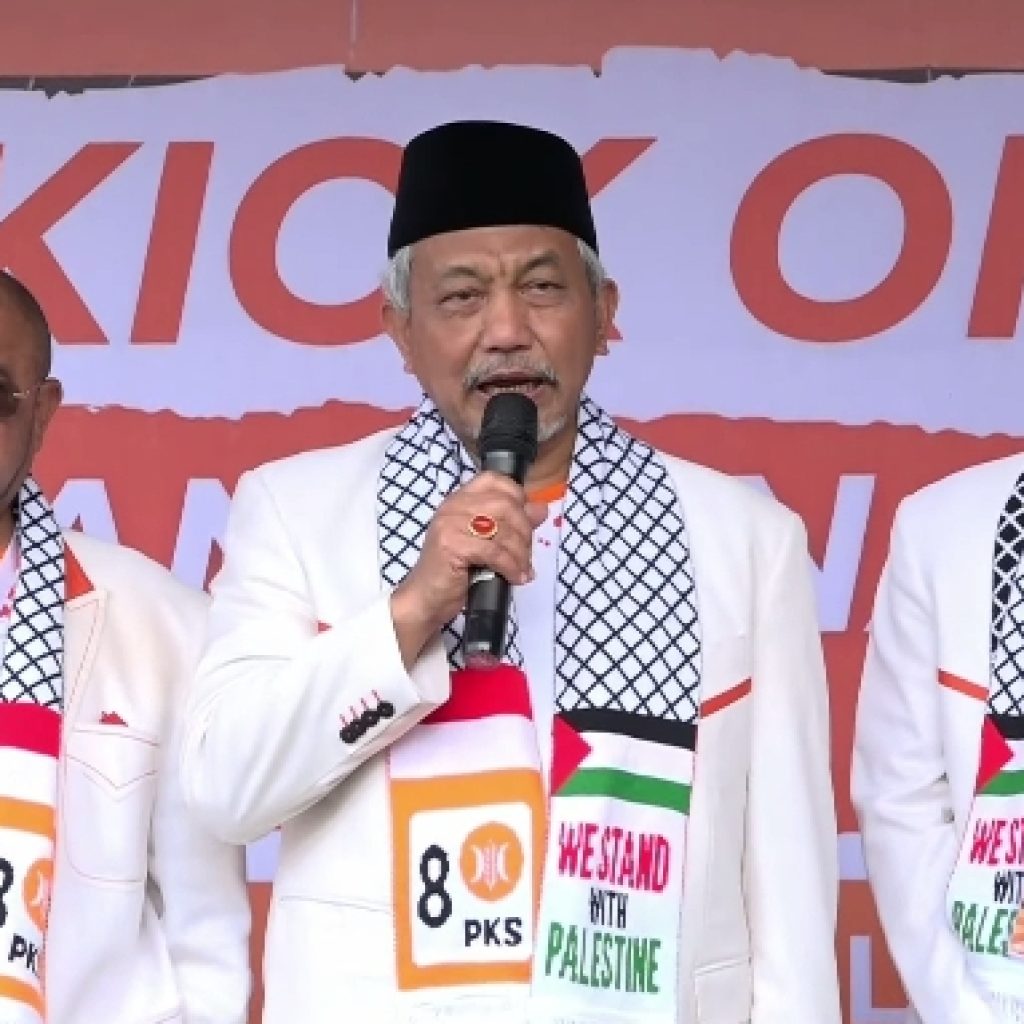 Presiden Partai Keadilan Sejahtera (PKS) Ahmad Syaikhu (tengah) sampaikan ibu kota tetap di Jakarta jika PKS menang Pemilu 2024. Foto: Tangkapan layar YouTube PKS TV.