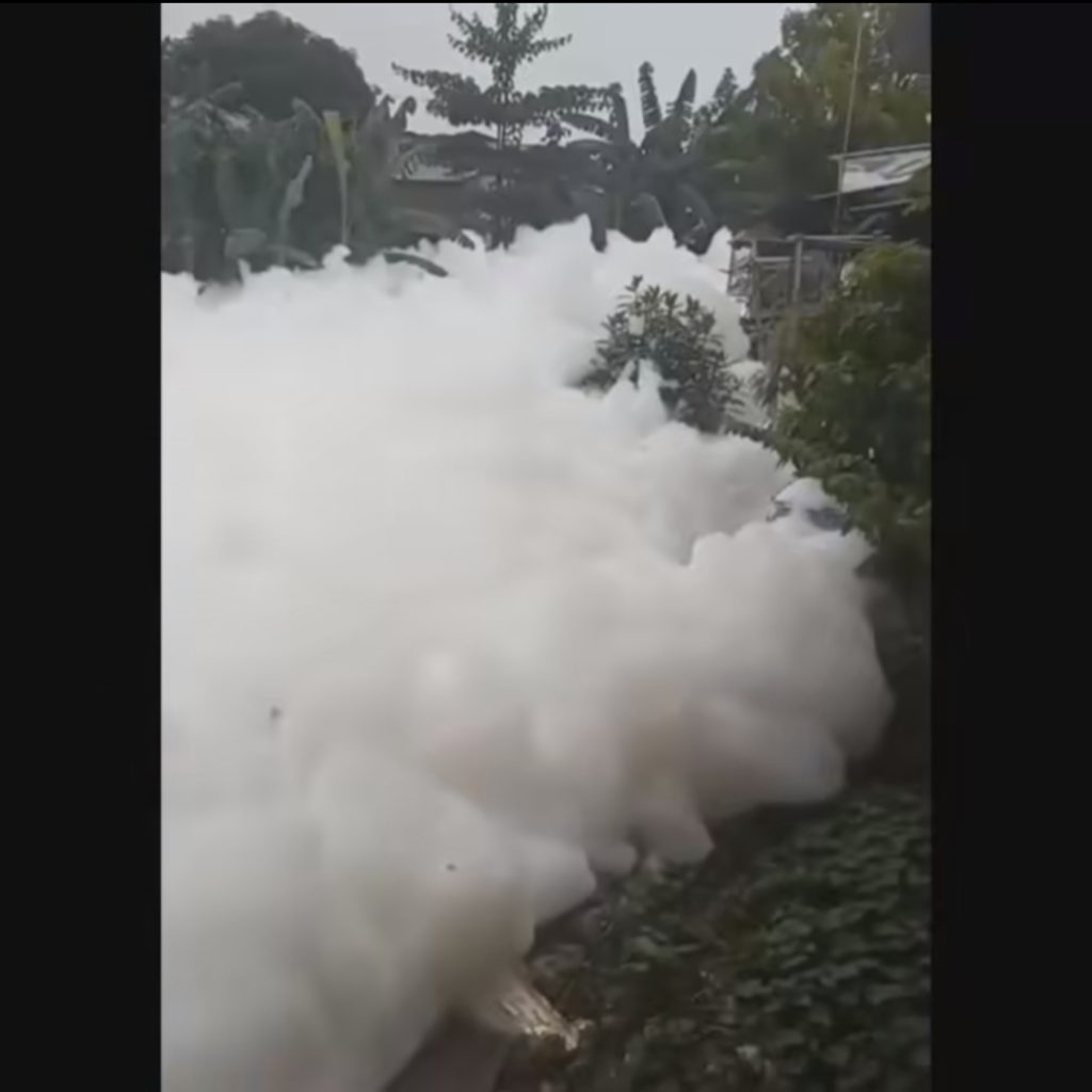 Limbah busa mencemari Kali Baru Cimanggis. Foto: Instagram.com/indoflashlight