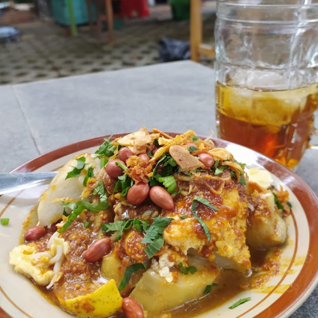 TUTURPEDIA - Mengenal Menu Lontong Tahu, Menu Khas Blora dengan Cita Rasa yang Lezat dan Unik