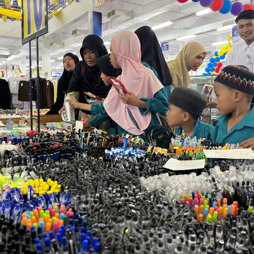 Anak Panti Asuhan Atta’awun Najah diajak belanja perlengkapan sekolah oleh YBM PLN UP3 Kudus. Foto: Istimewa