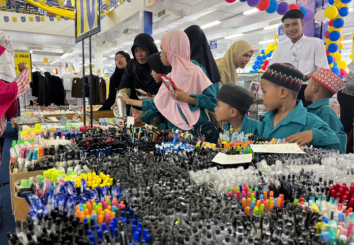 Anak Panti Asuhan Atta’awun Najah diajak belanja perlengkapan sekolah oleh YBM PLN UP3 Kudus. Foto: Istimewa