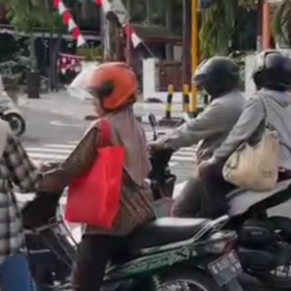Sambut HUT ke-79 RI, Perumda BPR Bank Blora Artha Bagikan Bendera Merah Putih pada Pengguna Jalan