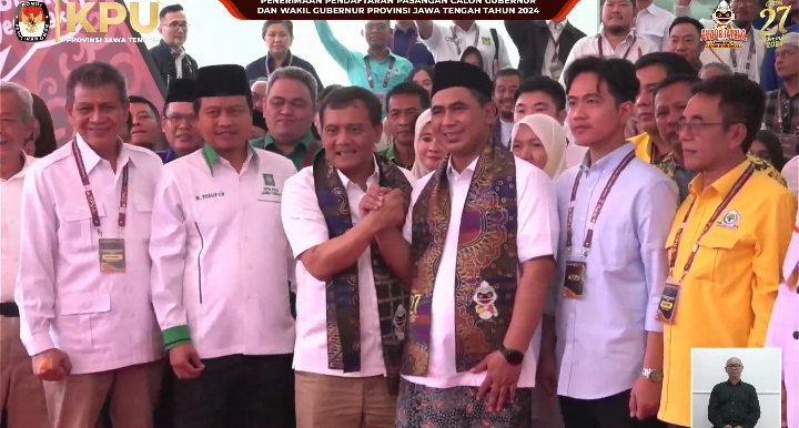 Gibran hadiri pendaftaran pasangan Ahmad Luthfi-Taj Yasin sebagai cagub-cawagub di KPUD Jateng, Rabu (28/8/2024). Foto: Tangkapan Layar YouTube KPU Jateng