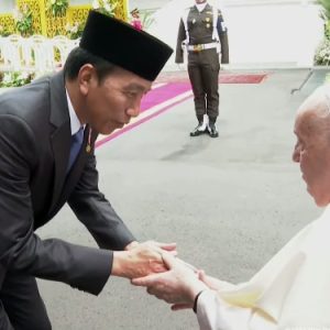 Momen Presiden Jokowi Menunduk, Sambut Langsung Paus Fransiskus di Istana Negara