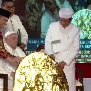 Kunjungi Masjid Istiqlal, Paus Fransiskus Diberi Koin Persahabatan sebagai Kenangan