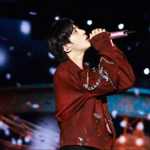 Jin BTS Gelar Konser Solo Perdana, Momen Akrab Bareng Jimin Bikin ARMY Terharu