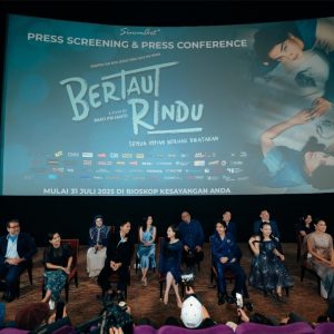 “Bertaut Rindu” Gelar Gala Premiere Bertema Prom Night, Tawarkan Nostalgia dan Refleksi Hubungan Keluarga