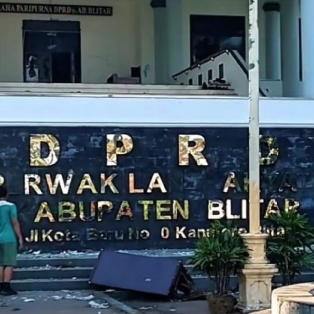 TUTURPEDIA - 143 Perusuh Ditangkap, Situasi Blitar Mulai Kondusif Usai Kerusuhan