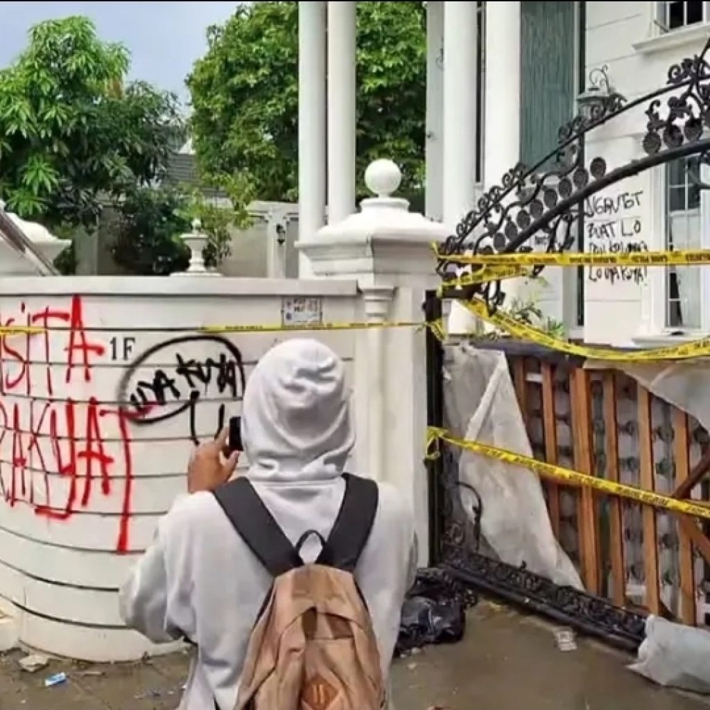 TUTURPEDIA - Penampakan Rumah Uya Kuya, Sri Mulyani, dan Eko Patrio Usai Dijarah Massa: Pagar Jebol hingga Isi Rumah Porak-Poranda