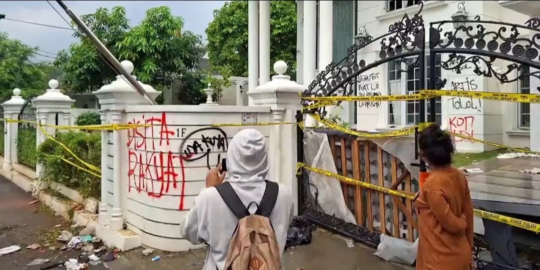 TUTURPEDIA - Penampakan Rumah Uya Kuya, Sri Mulyani, dan Eko Patrio Usai Dijarah Massa: Pagar Jebol hingga Isi Rumah Porak-Poranda