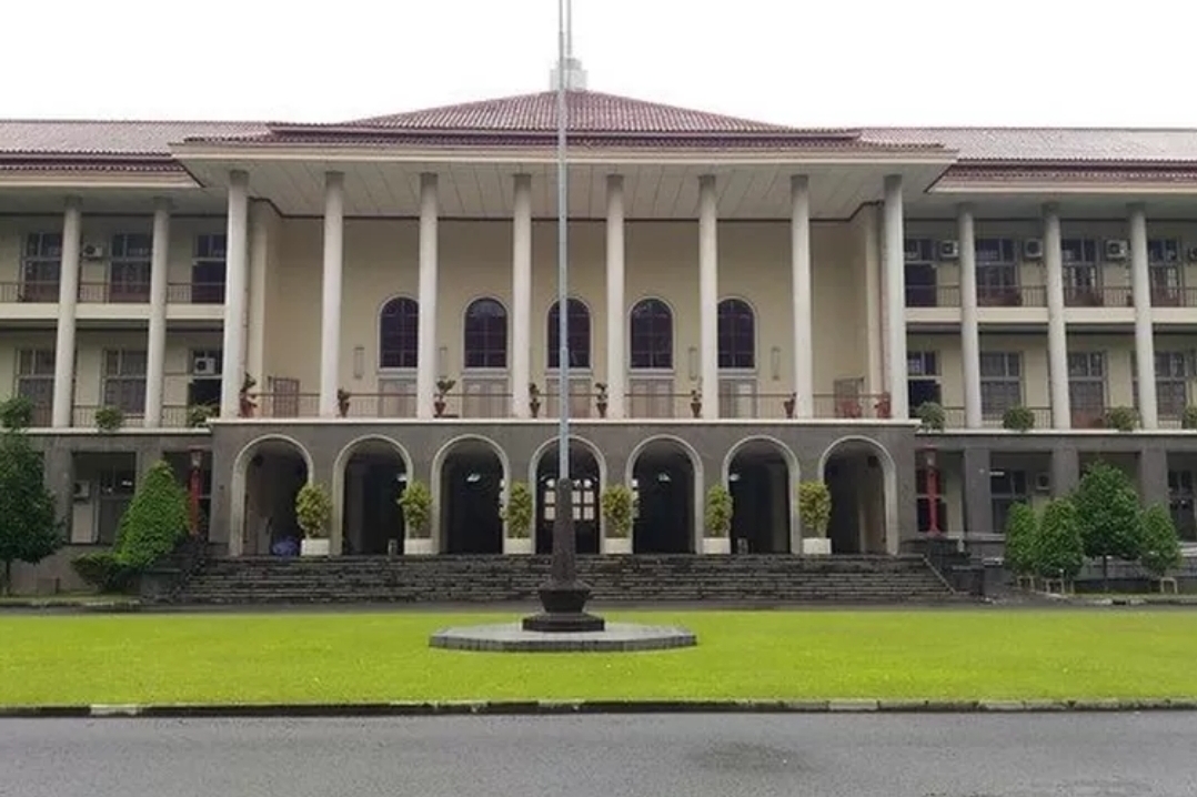 TUTURPEDIA - UGM Terapkan Kuliah Daring 1–4 September, Imbas Aksi Demonstrasi di Yogyakarta dan Jakarta