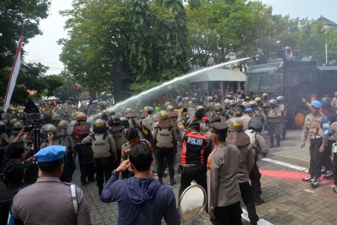 TUTURPEDIA - Ricuh Demo Semarang, 327 Orang Ditangkap Termasuk Perempuan dan Anak-Anak