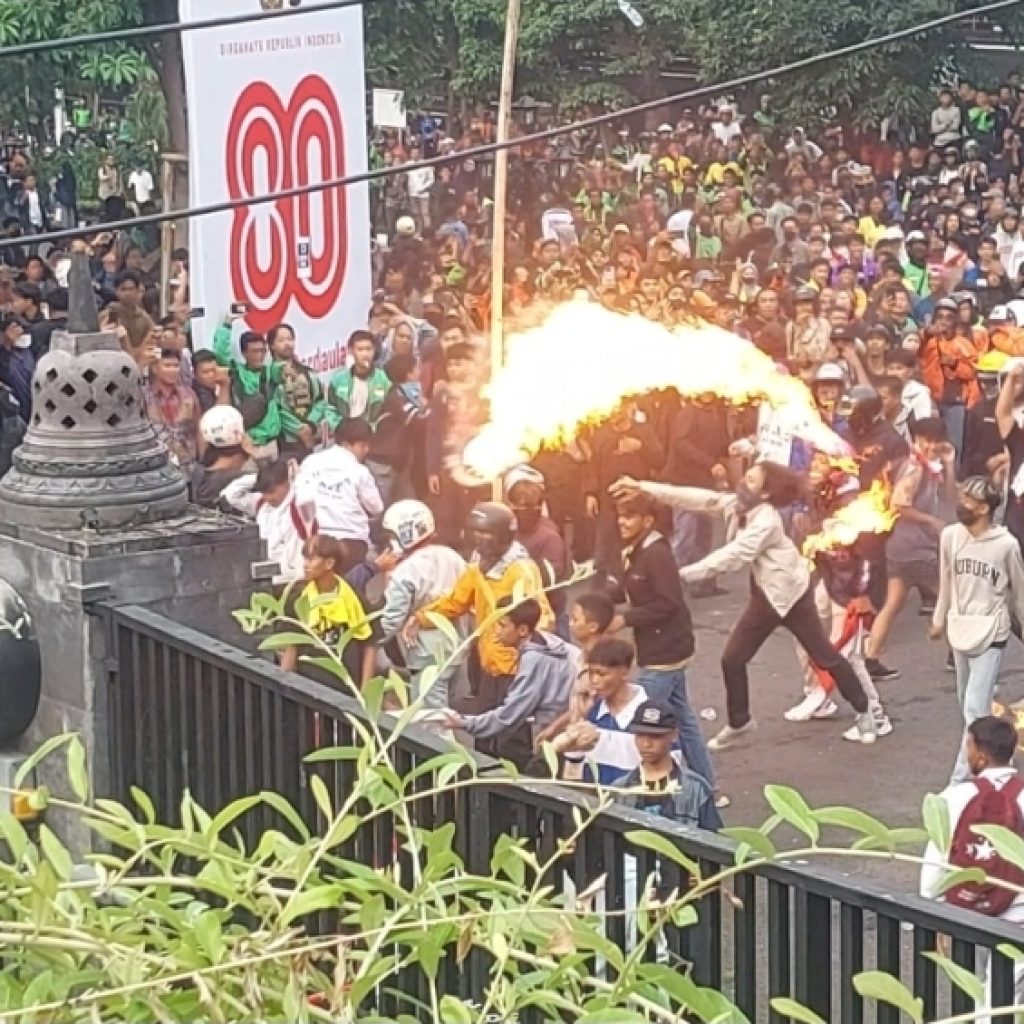 TUTURPEDIA - Demo Semarang Ricuh, Polda Jateng Sebut Aksi Bukan Aspirasi Mahasiswa