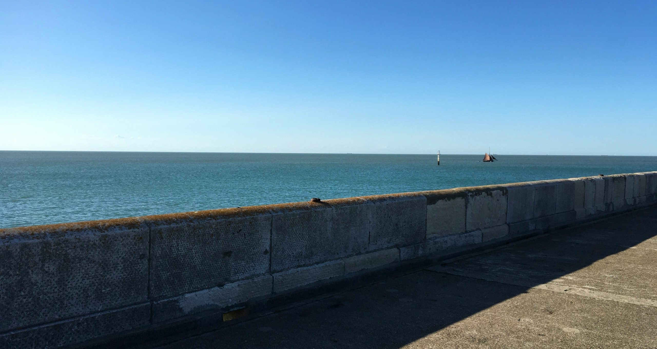 Mengenal tentang proyek giant sea wall. Foto: unsplash.com/ukbeachdays