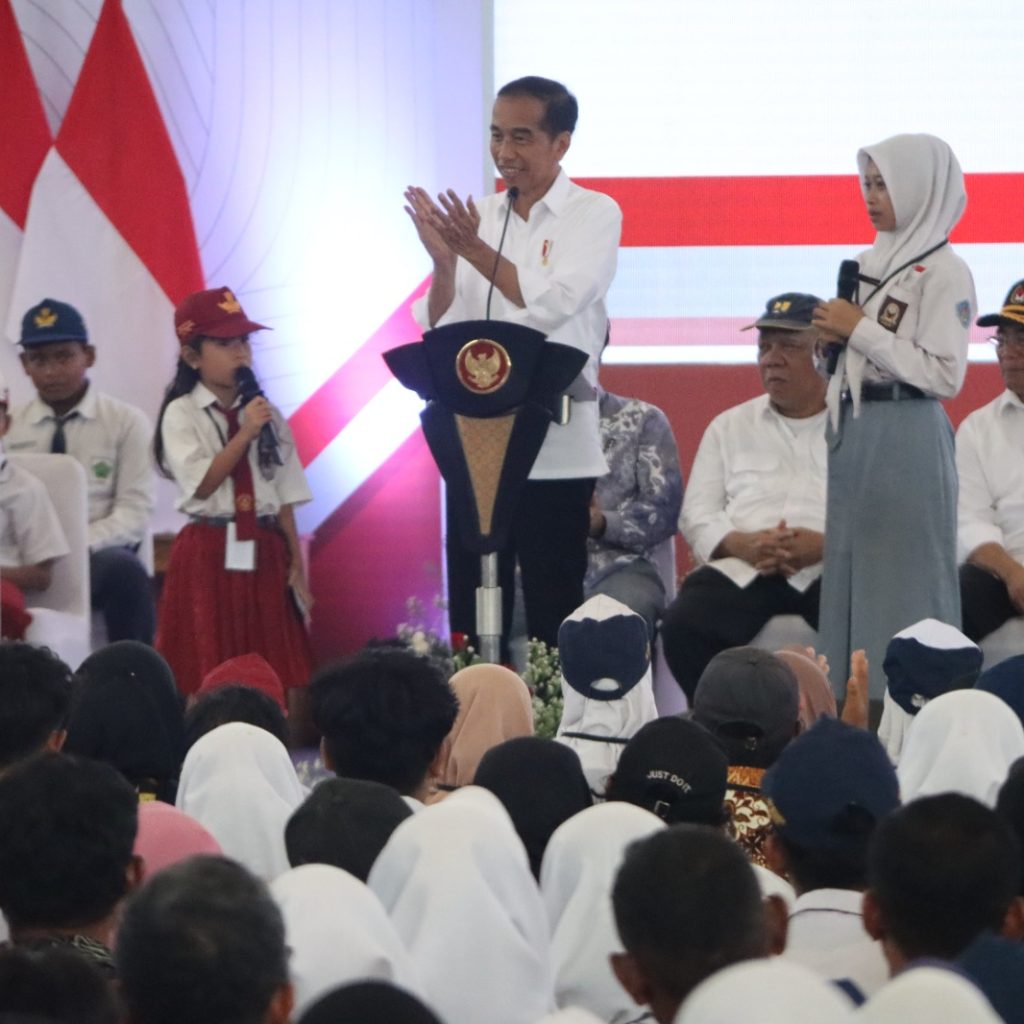 TUTURPEDIA - Berhasil Hafalkan Pancasila, Atiga Dapat Sepeda dari Jokowi 