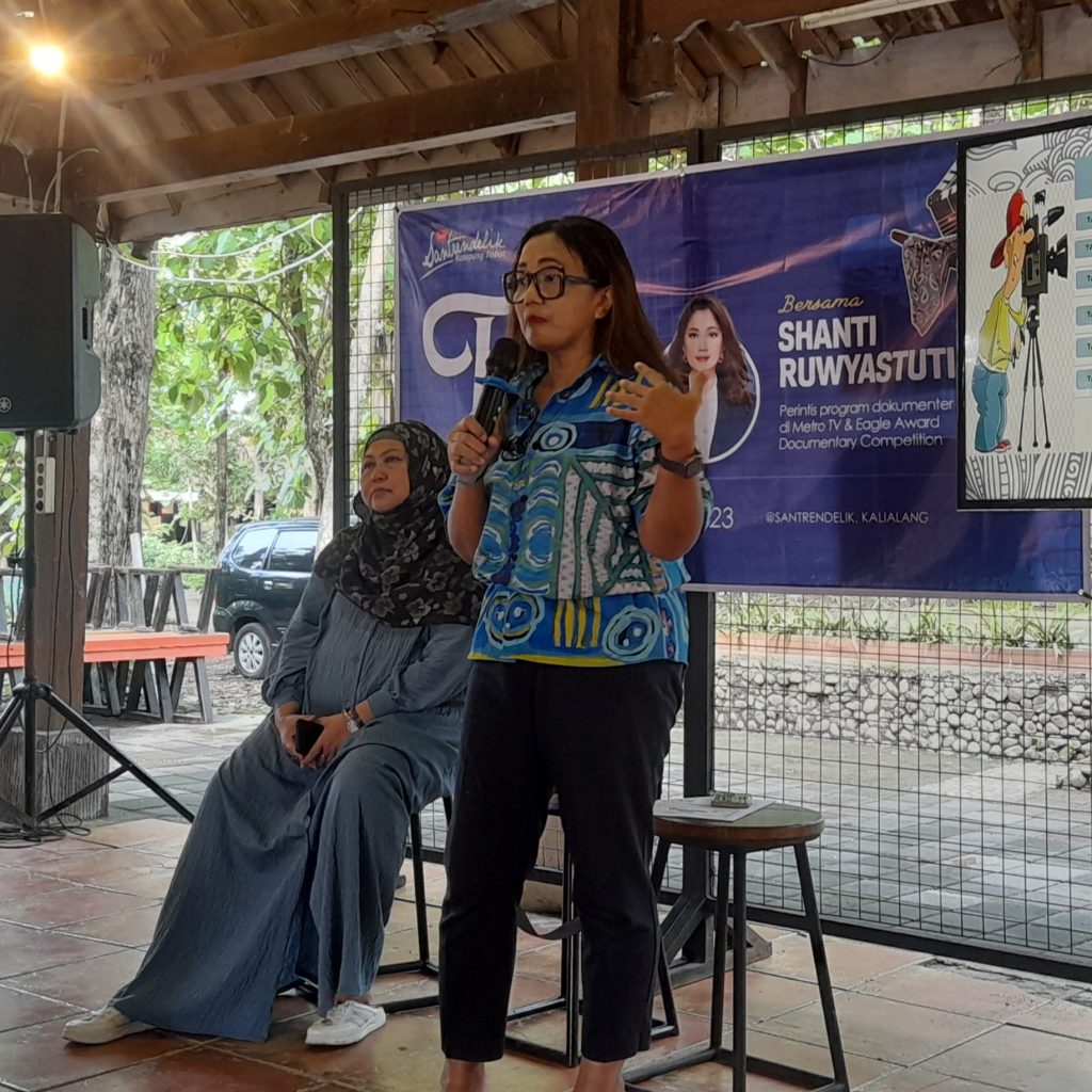 Shanty Ruwyastuti, narasumber workshop film dokumenter yang diadakan di Santrendelik. Foto: Dok. Rizal Akbar