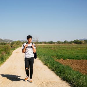 Silent Walking: Tren Healing Gen Z yang Bermanfaat bagi Mental dan Tubuh!