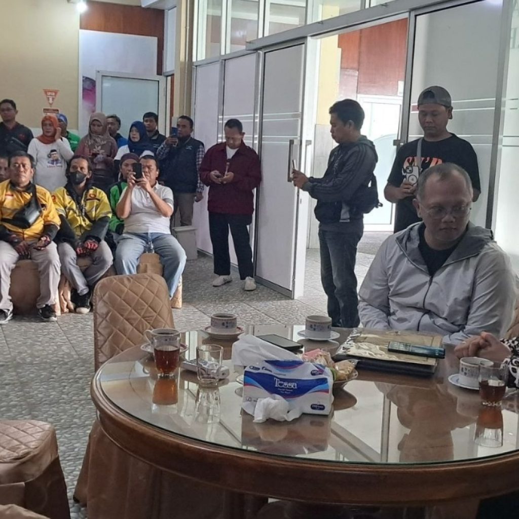 Kehadiran Sinoeng N Rachmadi bersama rombongan di DPC Gerindra Kota Salatiga. Foto: Istimewa