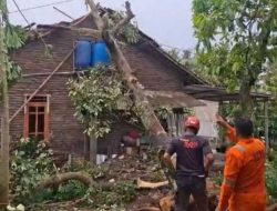 Hujan Disertai Angin Kencang Terjang Kabupaten Semarang, Bengkel Ambruk dan Puluhan Rumah Rusak