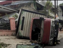 Pagar Rumah Warga Mangkang Semarang Hancur Dihantam Truk dan Dua Mobil
