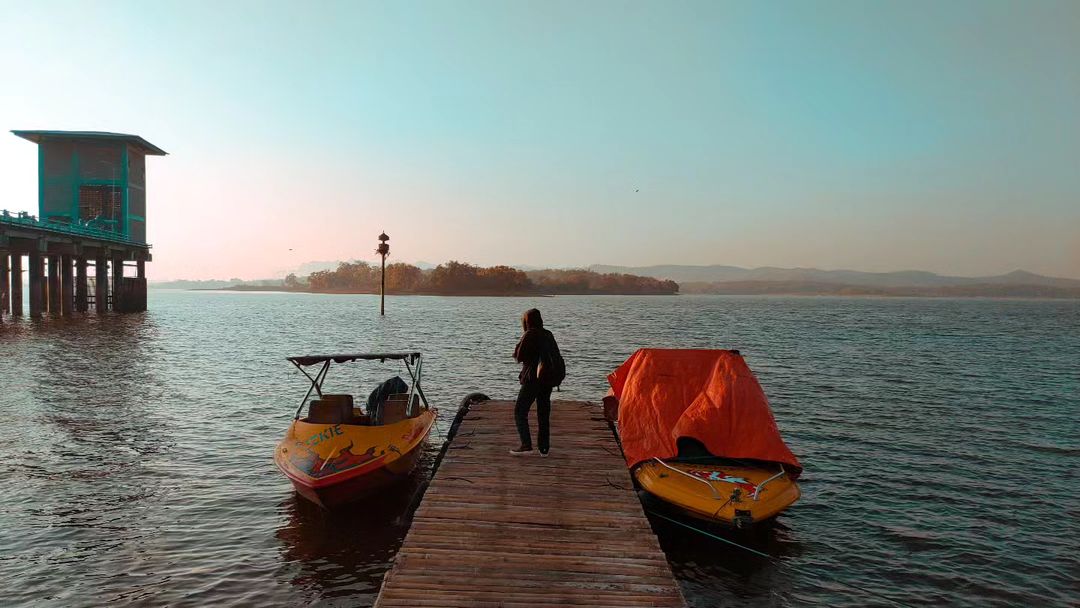 Menikmati perjalanan naik kapal di atas permukaan air yang tenang di Waduk Gajah Mungkur. Foto: Instagram @fajarkuniai
