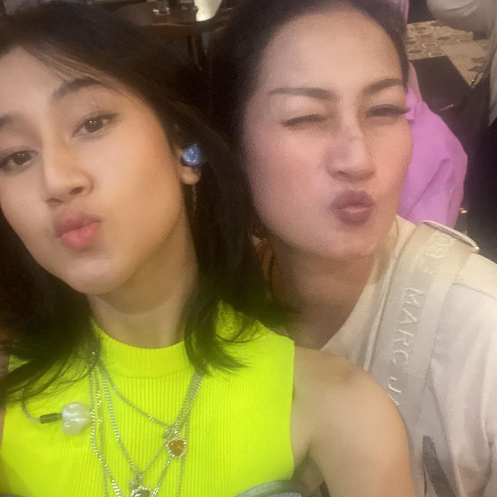 Keisya Levronka bersama ibu. Foto: Instagram @levihavron