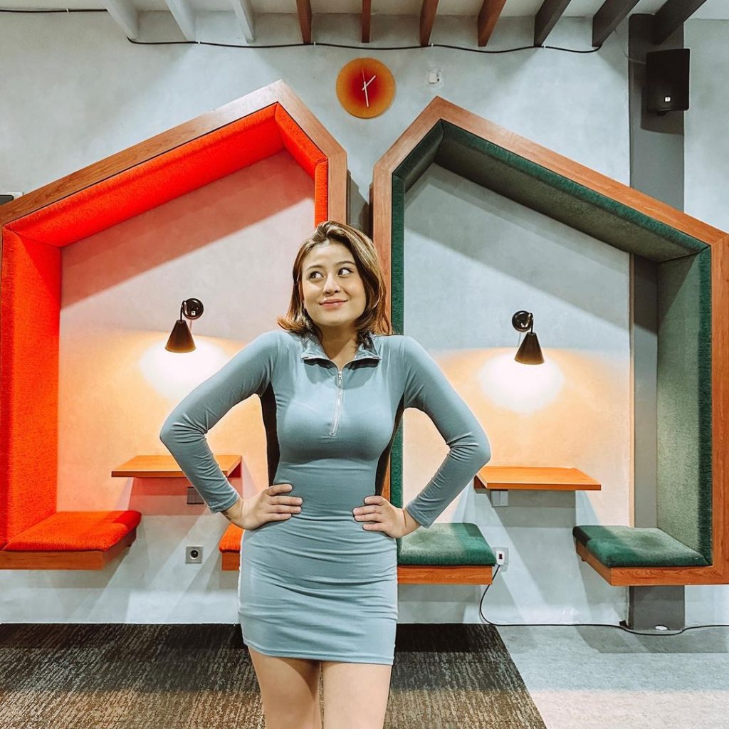 Awkarin ditipu oleh asistennya kehilangan uang ratusan juta. Foto: Instagram.com/narinkovilda