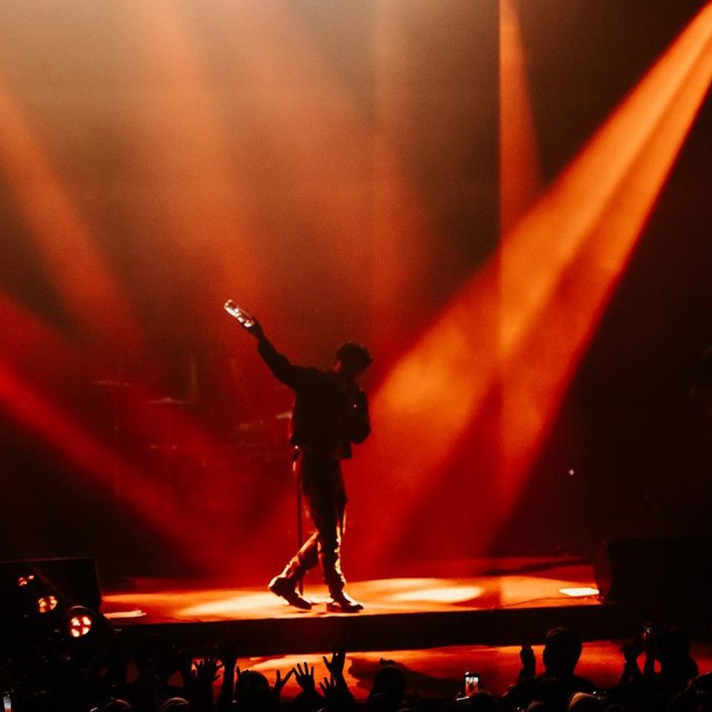 Konser Hindia ramai jadi sorotan warganet karena menduga adanya aliran satanic dan iluminati. Foto: Instagram.com/wordfang