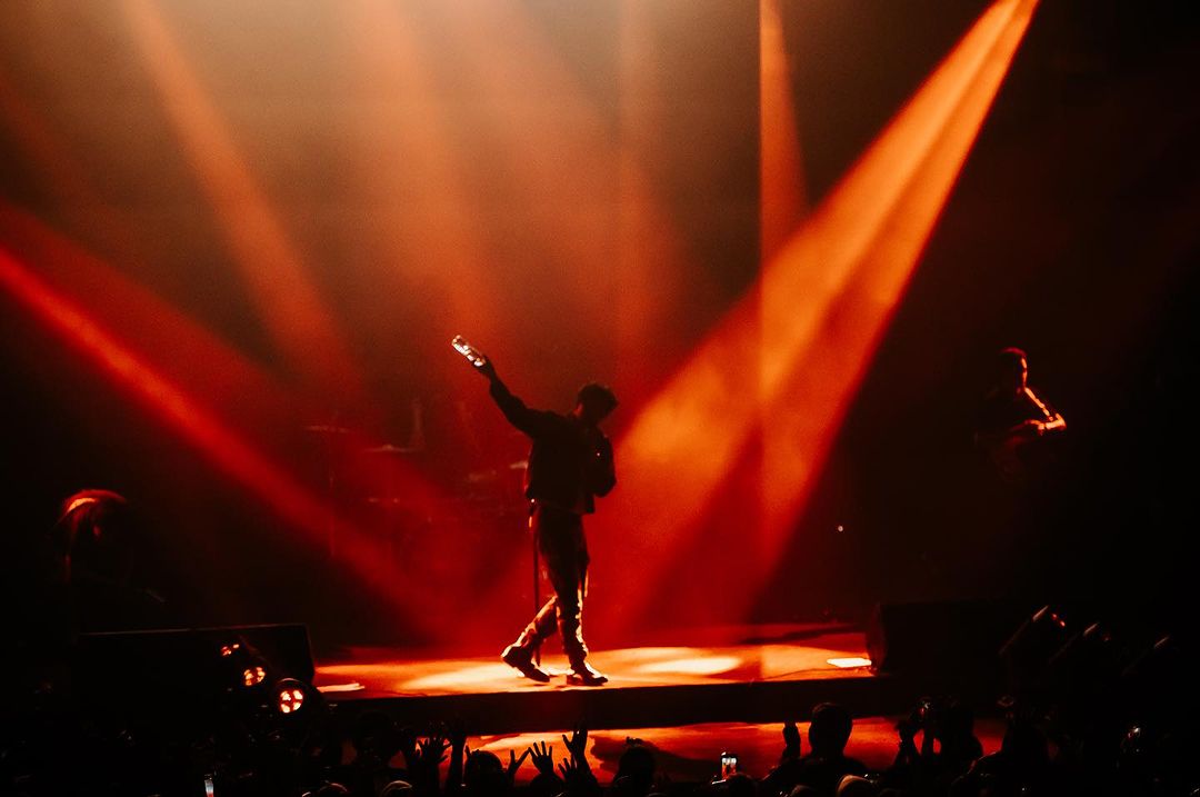 Konser Hindia ramai jadi sorotan warganet karena menduga adanya aliran satanic dan iluminati. Foto: Instagram.com/wordfang