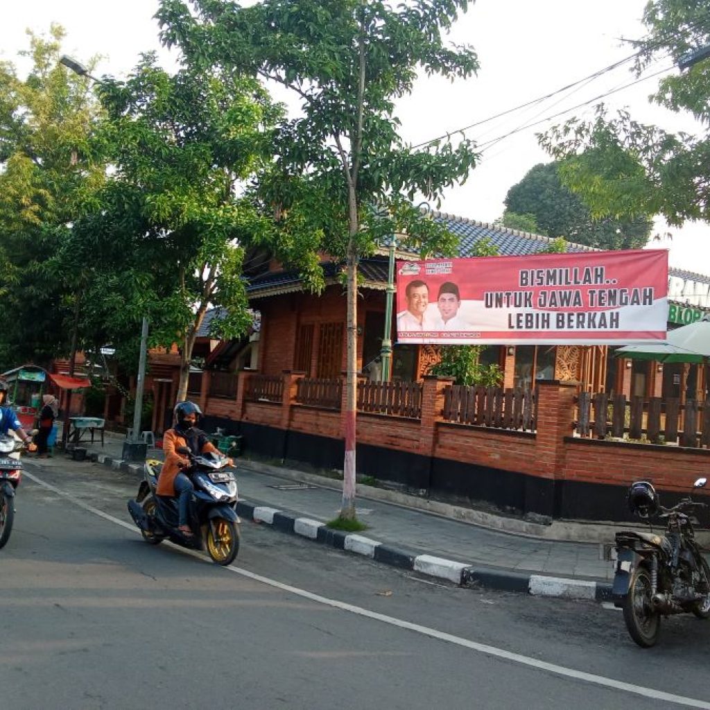 Spanduk yang menggambarkan pasangan Irjen Pol. Ahmad Luthfi dan Taj Yasin Maimoen. Foto: Dok. Lilik Yuliantoro