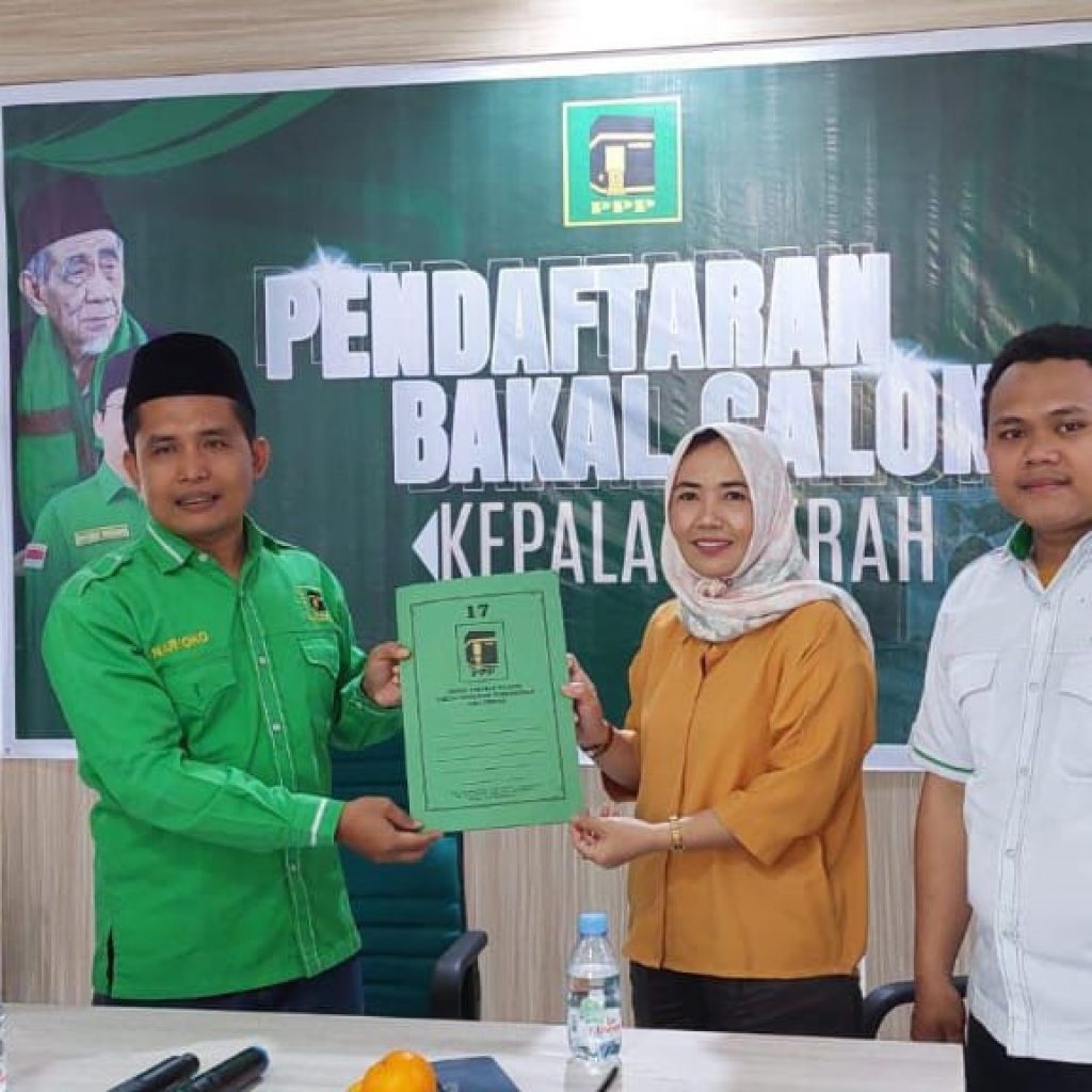 Sri Enik Kusmanto, saat mengambil formulir di DPW PPP Jateng. Foto: Istimewa