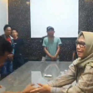 Ini Perjuangan Sri Setyorini pada Warga yang Ditahan di Mapolres Rembang 