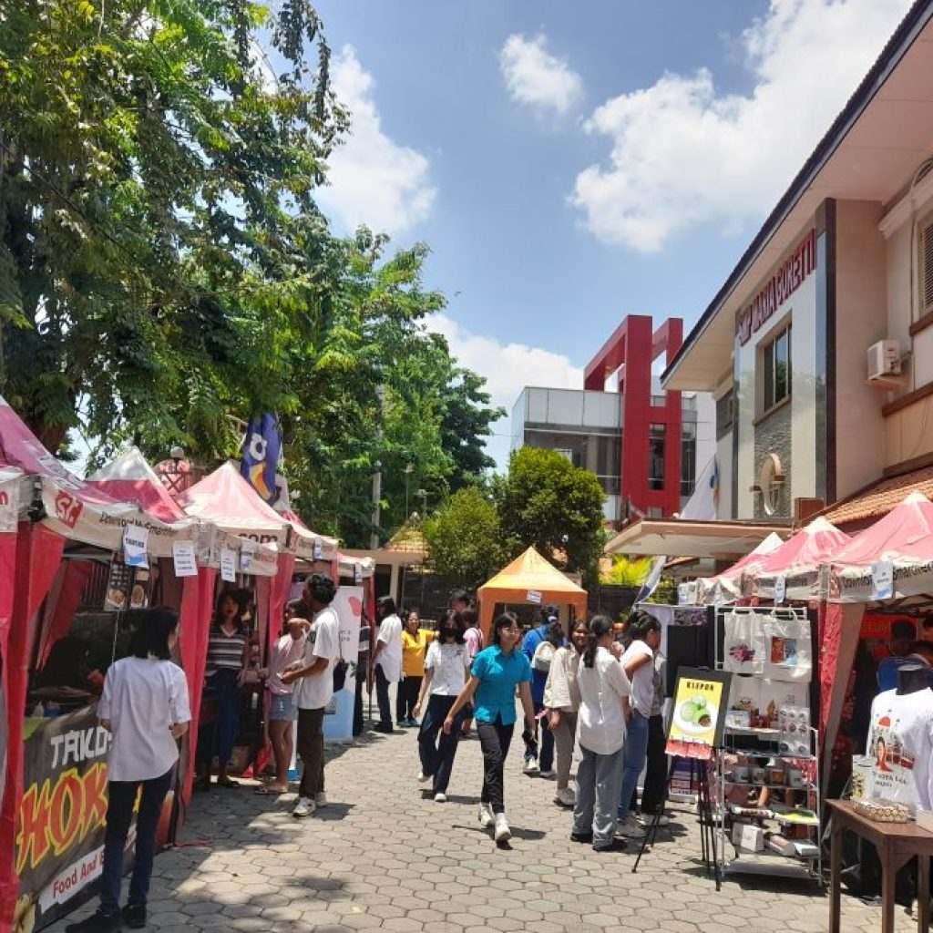 Stand-stand bazaar meramaikan Maria Goretti Competition 2024. Foto: Dok. Rizal Akbar (Tuturpedia)