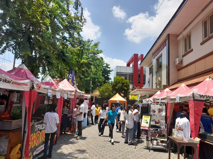 Stand-stand bazaar meramaikan Maria Goretti Competition 2024. Foto: Dok. Rizal Akbar (Tuturpedia)