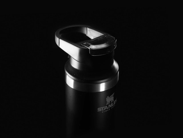 Stanley kembali menarik 2,6 juta produk travel mug dari pasar Amerika. Foto: unsplash.com/shahrouznk