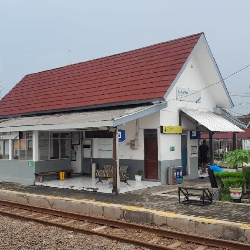 Tingkatkan Layanan, KA Banyubiru Melayani Naik Turun Penumpang di Stasiun Alastua