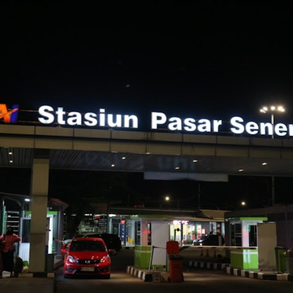 Perubahan jadwal kereta api antarkota di Stasiun Pasar Senen dan Stasiun Jatinegara. Foto: unsplash.com/aivatko31