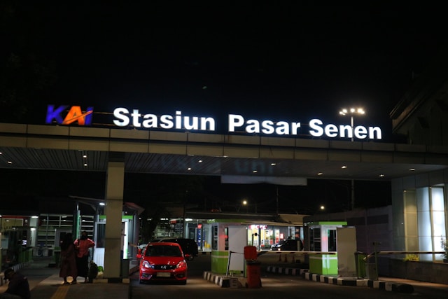 Perubahan jadwal kereta api antarkota di Stasiun Pasar Senen dan Stasiun Jatinegara. Foto: unsplash.com/aivatko31